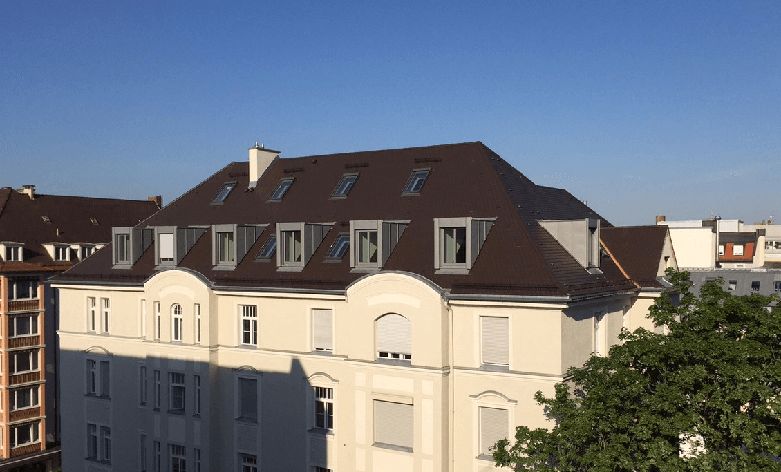 Ansicht eines Gebäudes mit einem markanten Dach, das die Bauweise verdeutlicht.