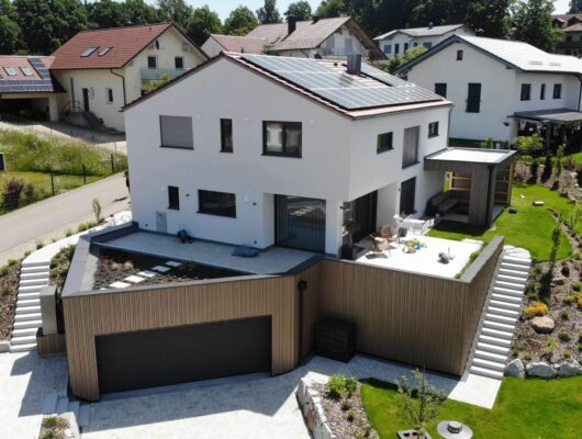 Weißes Modernes Haus mit großem Hof